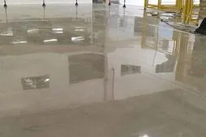 Piso tratado por meio de lapidação de concreto